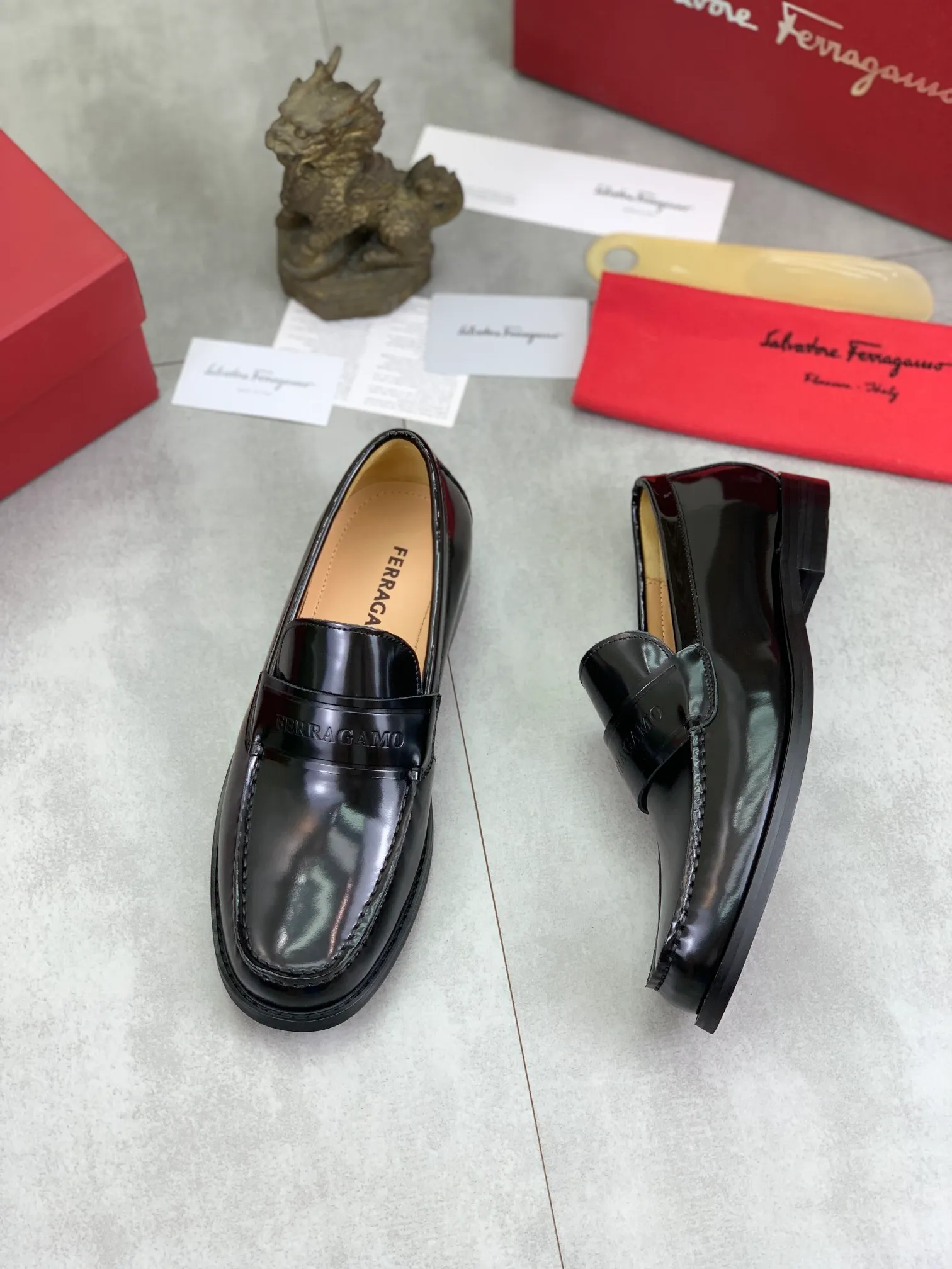 Men's Men's Shoes 💰P460💰[New Style] Water-dyed Niuli 🆘[Salvatore Ferragamo] Ferragamo's latest casual business leather shoes for men! Available at counters simultaneously! The fabric is made of specially imported original calfskin, the lining is made of imported water-dyed cowhide, and the original combination outsole is absolutely luxurious and leads the fashion trend. Matching code: 38-45; 2️⃣ colors available